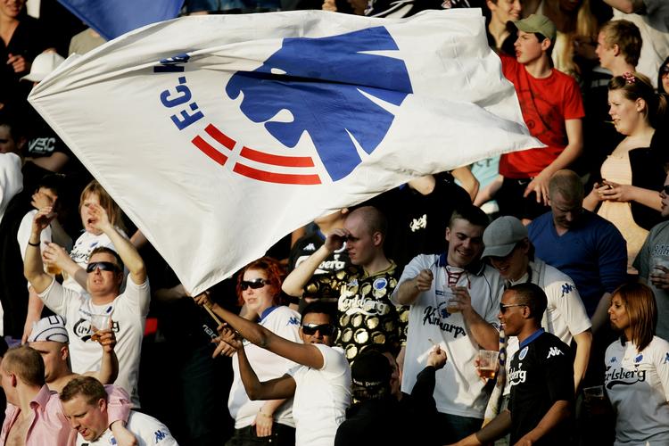 FCK-fans som disse blev tvunget til at smide tøjet i fuld offentlighed. Arkivfoto fra kamp i Parken. 