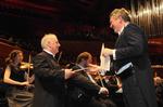 Daniel Barenboim (tv.) og Michael Schønwandt under prisoverrækkelsen. Foto: Det Kgl. Teater 