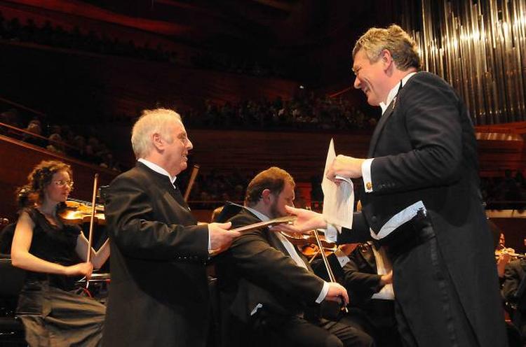 Daniel Barenboim (tv.) og Michael Schønwandt under prisoverrækkelsen. Foto: Det Kgl. Teater 