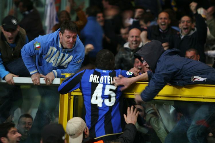 Inter Milan's Mario Balotelli fejrer sin scoring i opgøret mod Juventus. Det kvitterede modstandernes fans med racistiske tilråb. Arkivfoto. 
