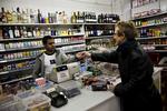 Cigaretter og anden tobak skal fremover være usynlig i butikkerne, hvis det står til Forebyggelseskommissionen. Også den usunde mad skal have en mindre synlig placering. Arkivfoto. 
