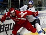 Det danske ishockeylandshold tabte til Tyskland i en testkamp forud for A-VM. Her er det Morten Green i en nærkamp med en finsk spiller ved A-VM for to år siden. Arkivfoto. 