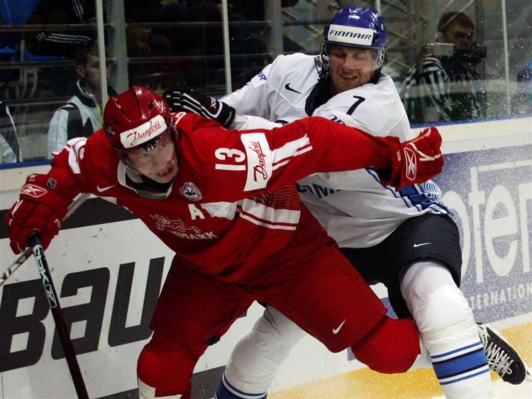 Det danske ishockeylandshold tabte til Tyskland i en testkamp forud for A-VM. Her er det Morten Green i en nærkamp med en finsk spiller ved A-VM for to år siden. Arkivfoto. 