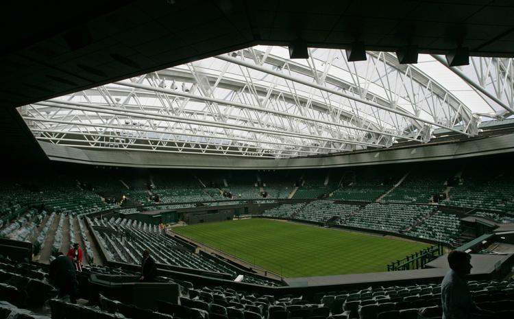 Det tager små ti minutter at lukke taget på Centre Court. 