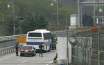 Bussen med de sydkoreanske forhandlere forlader grænseposten på vej mod mødet i Nordkorea. 