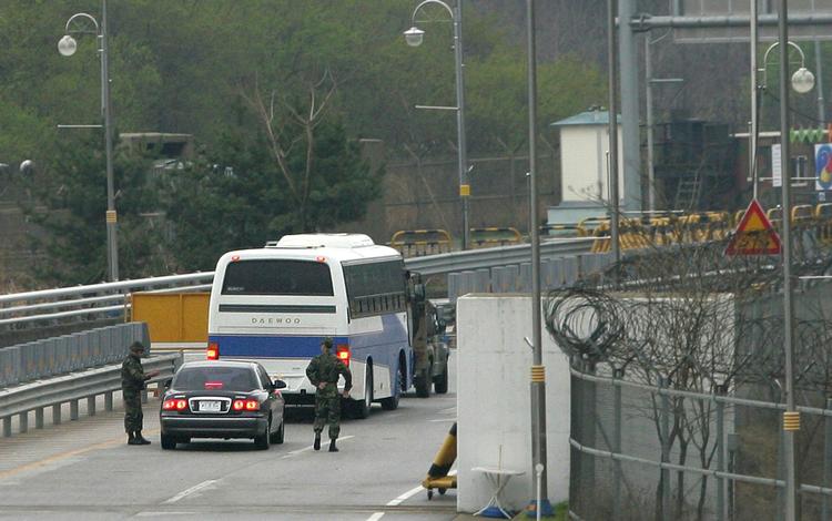 Bussen med de sydkoreanske forhandlere forlader grænseposten på vej mod mødet i Nordkorea. 