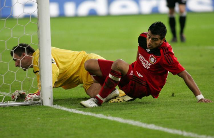 Leverkusens Aturo Vidal (th) får skrabet den afgørende scoring ind til 2-1 i den forlængede spilletid i pokalsemifinalen mod Mainz fra næstbedste række. 