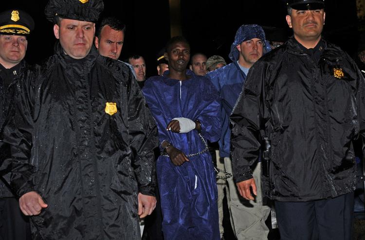 Den unge somaliske pirat, da han ankom til FBI's hovedkvarter i New York i går. 