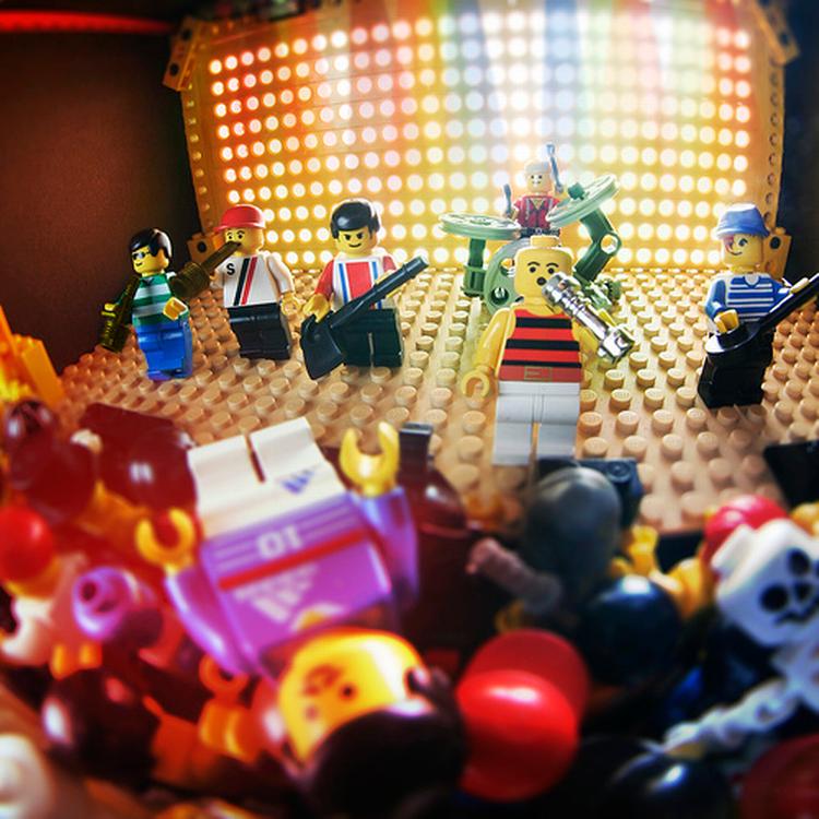 Rock Band-spillene udvider deres sortiment til juletid med en LEGO-version. 