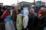 Vælgere i kø foran et valgsted i Khayelitsha tidlig onsdag morgen. 
