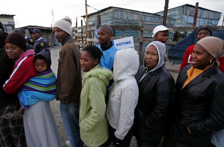Vælgere i kø foran et valgsted i Khayelitsha tidlig onsdag morgen. 