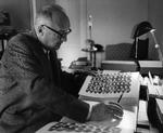 Russiskfødte Vladimir Nabokov, her fotograferet på et hotel i Schweiz i 1965. 