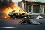 Selv om 'Endgame' også indeholder dramatiske scener fra kampen mod apartheid i Sydafrika, ligger den største spænding i udviklingen af forholdet mellem de to fjender, den sorte frihedskæmper og den hvide undertrykker. 