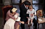 Kronprins Frederik har ingen planer om at opdrage prins Christian og prinsesse Isabella sådan, som han selv blev opdraget, hvor han kun sjældent så sine forældre. 
