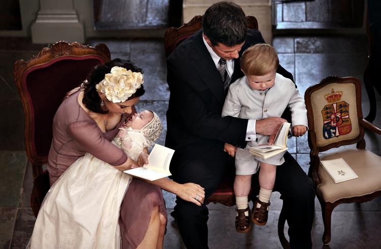 Kronprins Frederik har ingen planer om at opdrage prins Christian og prinsesse Isabella sådan, som han selv blev opdraget, hvor han kun sjældent så sine forældre. 
