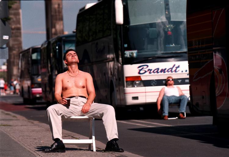 Jo mere hud, du blotter i solens stråler, jo mere D-vitamin dannes der i kroppen. Arkivfoto. 