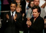 John Mellencamp (til højre) er en god kendt af den amerikanske præsident Barack Obama og spillede ved indsættelsen tidligere i år. Arkivfoto. 