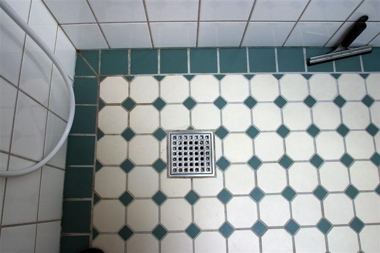 Hvis du selv giver dig i kast med gulvet i bruseren, så husk, at der skal fald mod afløbet. 