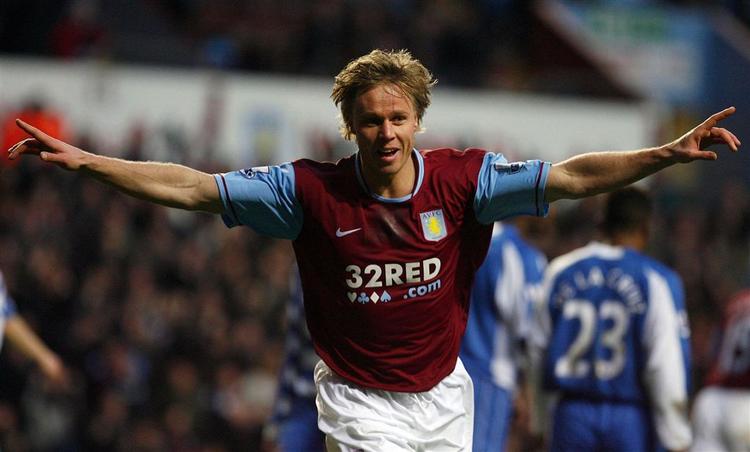 En knæskade på tæt på at stoppe Martin Laursens fodboldkarriere, men knæet holdt, og i dag har han stor succes i Aston Villa i den engelske Premier League og på det danske landshold. 