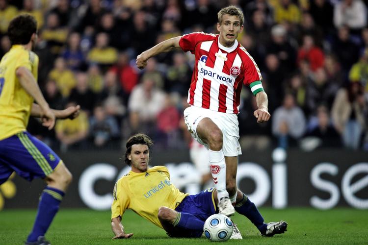 AaB og Brøndby spiller i aften pokalsemifinale. Hvis AaB spiller sig i finalen er det med stor chance for en Uefa Cup-plads. Men DBU vil ændre den regel. Arkivfoto. 
