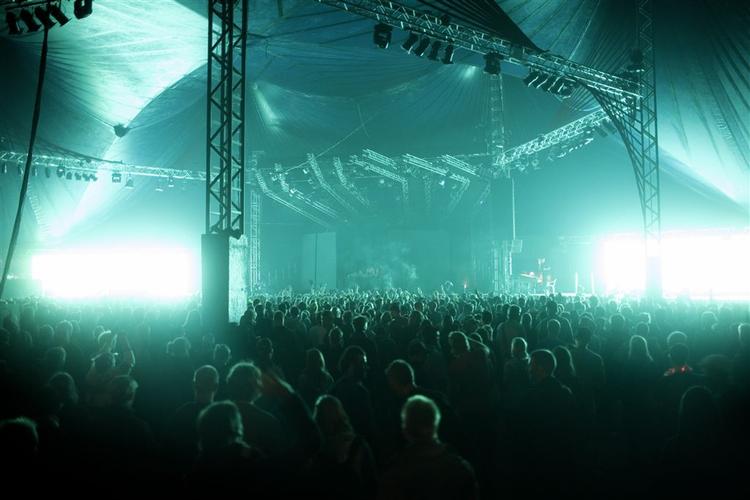 Magnetic Man holdt en ravefest lørdag nat i Comopolteltet. 