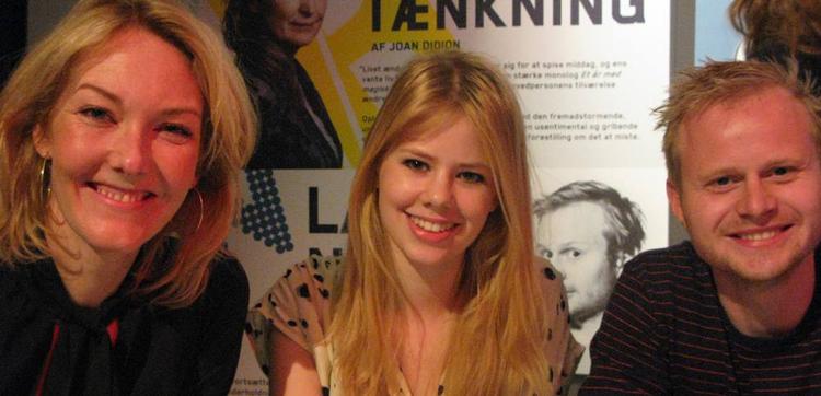 Ditte Hansen (tv) spiller journalist på research i pornomiljøet, Julie Zangenberg er den lige så ambitiøse pornomodel. Jonatan Spang har skrevet stykket samme med Kitte Wagner. 