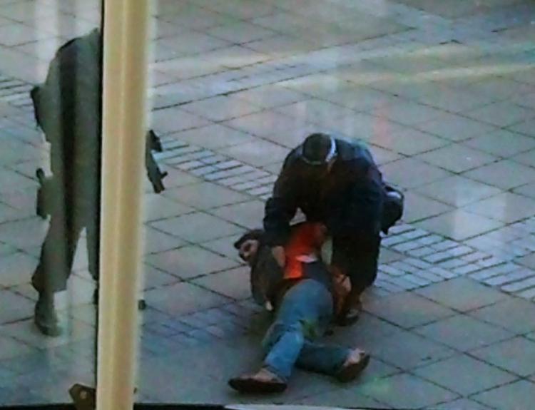 Engelske betjente under anholdelsen af en af de terrormistænkte pakistanske studernede. 