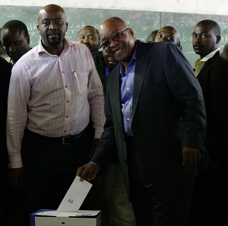 Jacob Zuma smilede forventningsfuldtt, da han afgav sin egen stemme. 