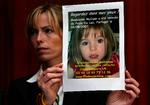 Kate  McCann viser et billede af sin forsvundne datter Madeleine i maj 2007 (arkivfoto). 