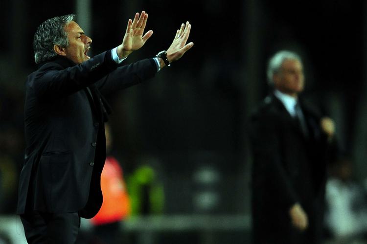 Jose Mourinho mener ikke, at tilråbene mod hans angriber Balotelli skyldes, at italieneren er sort. Det er fordi, han scorer mål, mener Inter-træneren. Arkivfoto. 