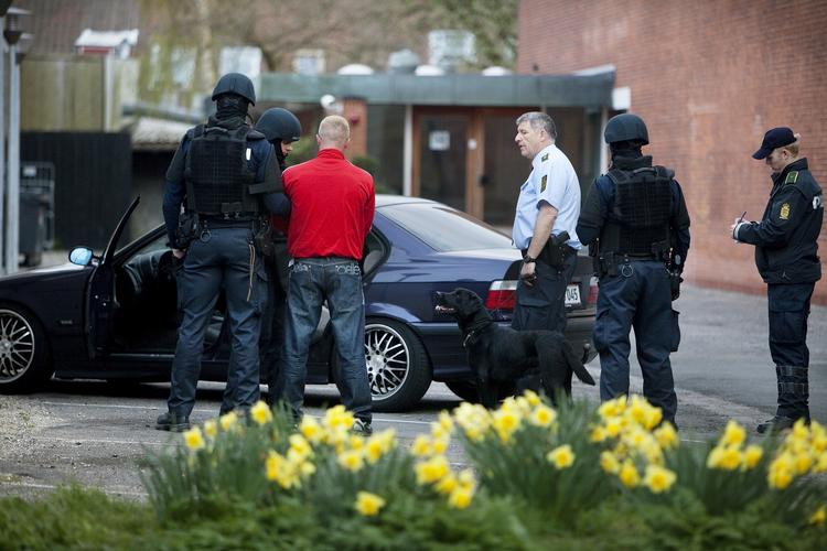 Politiet begyndte kort før kl. 20 i aften en razzia mod to Hells Angels rockerborge i København. 