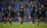 Werder Bremen-spillerne fejrer sejren efter straffespark over HSV. 
