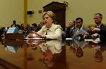 Udenrigsminister Hillary Clinton taler med Senatets Udenrigskomite. 