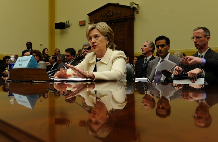 Udenrigsminister Hillary Clinton taler med Senatets Udenrigskomite. 
