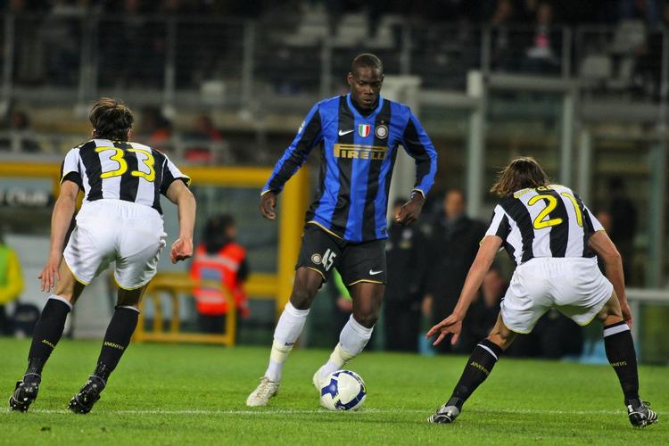 Smædesangene mod Mario Barlotelli (i midten) fortsætter, dog med en anden ordlyd. Arkivfoto. 