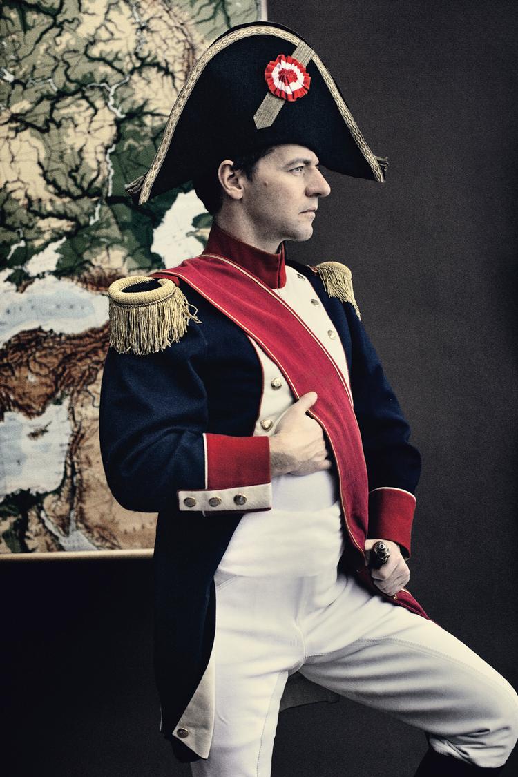 storhed. De  fire medlemmer af bandet Herredømmet har klædt sig ud som Cæsar,  Paven, Solkongen og - her Oliver Zahle - Napoleon. Helt blottet for halvfemserironi, understreger  Zahle. PR-foto 