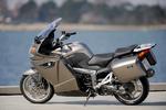BMW K 1300 GT er superpraktisk med sidetaskerne på, men frækkere uden. Sidetaskerne er nemme at tage af og sætte på. De er standard, mens en topboks kan købes ved siden af blandt meget andet ekstra udstyr. 