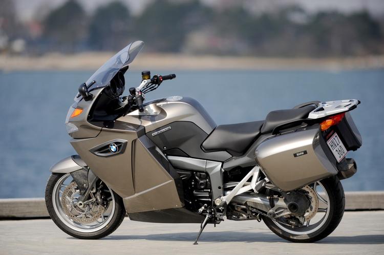 BMW K 1300 GT er superpraktisk med sidetaskerne på, men frækkere uden. Sidetaskerne er nemme at tage af og sætte på. De er standard, mens en topboks kan købes ved siden af blandt meget andet ekstra udstyr. 