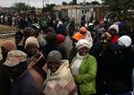 Sydafrikanerne stod i kø ved valgstederne til parlamentsvalget i går. De første resultater tyder på en sejr til Nelson Mandelas parti ANC. 