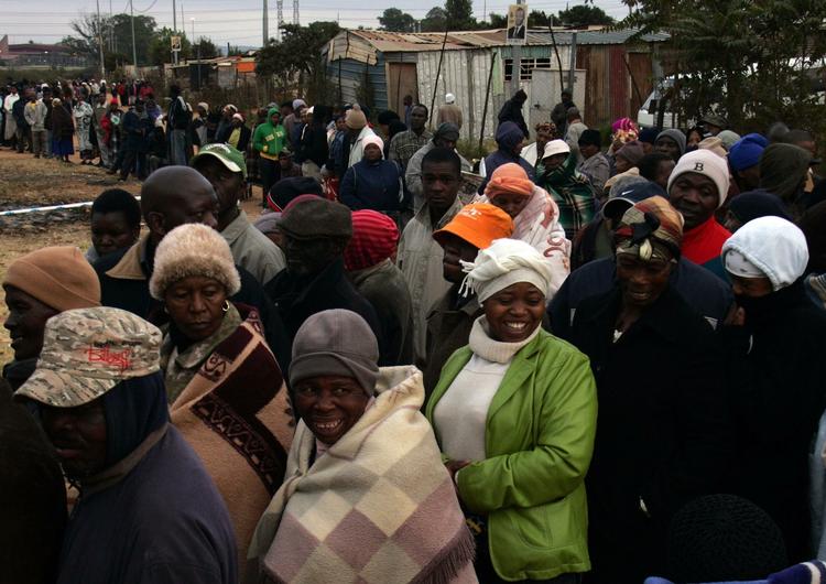Sydafrikanerne stod i kø ved valgstederne til parlamentsvalget i går. De første resultater tyder på en sejr til Nelson Mandelas parti ANC. 
