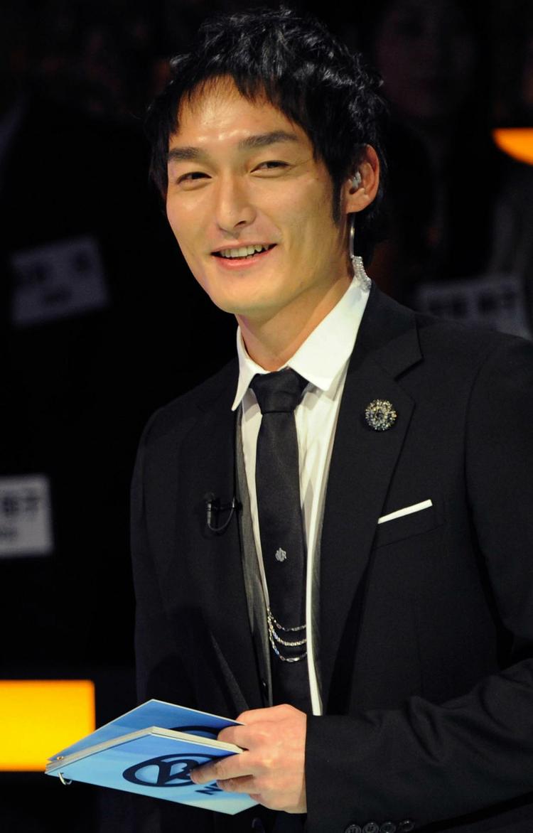 Tsuyoshi Kusanagi er med i det meget populære boyband SMAP, og sagen vækker stor opsigt i Japan. 