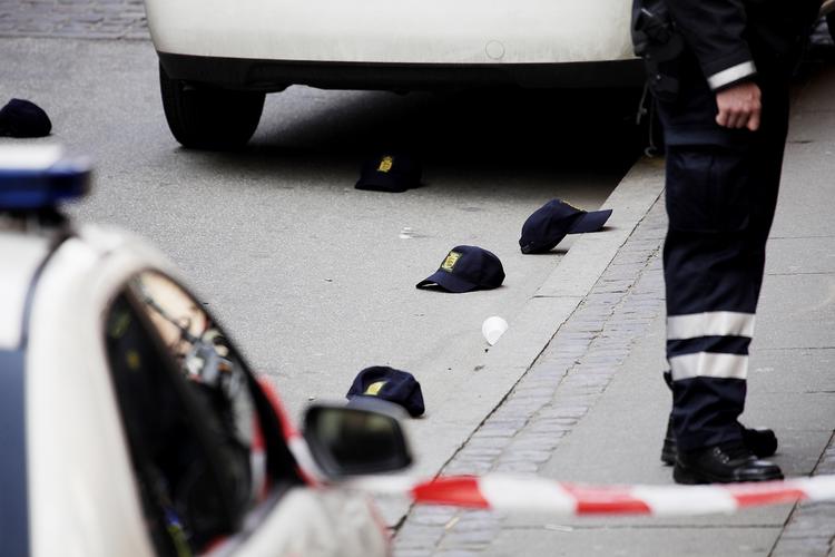 Kort efter skyderiet på Baggesensgade på Nørrebro i går dækkede politiet projektilerne med kasketter for at sikre spor. 