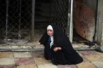 En kvinde græder nær det sted, hvor en selvmordsbomber dræbte 28 i Baghdad i dag. 