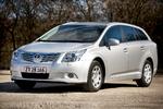 Den 4,80 meter lange Toyota Avensis er både rummelig og pladskrævende. Det er sin sag at bakse den ind på en snæver parkeringsplads. 