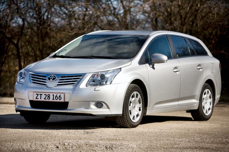 Den 4,80 meter lange Toyota Avensis er både rummelig og pladskrævende. Det er sin sag at bakse den ind på en snæver parkeringsplads. 