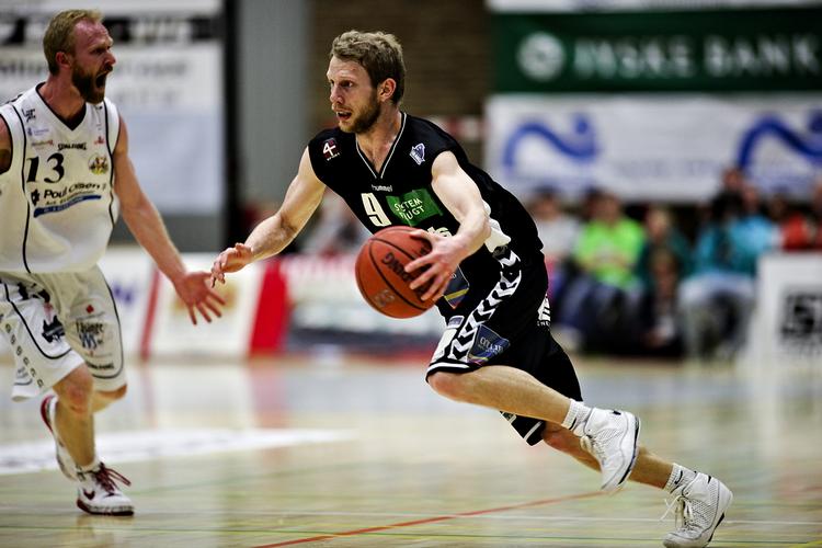 Guarden Rasmus Castberg Thuesen og resten af Bears-holdet kan genvinde DM-titlen på mandag hjemme i Århus. Arkivfoto. 
