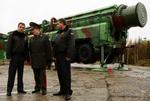 Ruslands præsident Dmitrij Medvedev (tv) inspicerer en mobil version af et Topol-missil, der er et interkontinentalt ballistisk missil. Arkivfoto. 