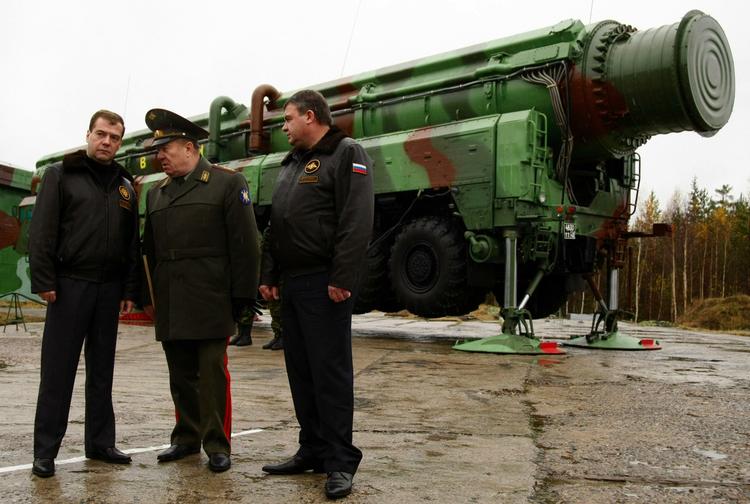 Ruslands præsident Dmitrij Medvedev (tv) inspicerer en mobil version af et Topol-missil, der er et interkontinentalt ballistisk missil. Arkivfoto. 
