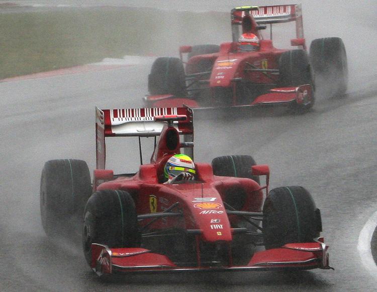 Felipe Massa (forrest) og den finske holdkammerat er langt fra enige om søndagens løb i Bahrain. Arkivfoto. 