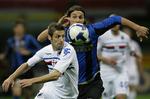 Zlatan Ibrahimovic scorede det eneste mål i opgøret mellem Inter og Sampdoria. Svenskeren kæmper her om bolden med Sampdorias Stefano Lucchini. 